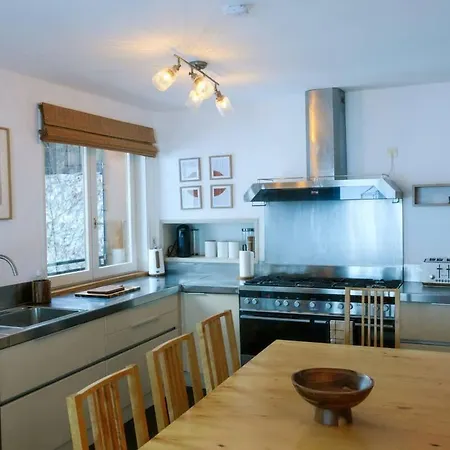 Alpine With Mountain Views And Hot Tub Ferienhaus